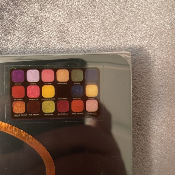 Makeup Revolution DC Batman Set - Picture 4 of 7